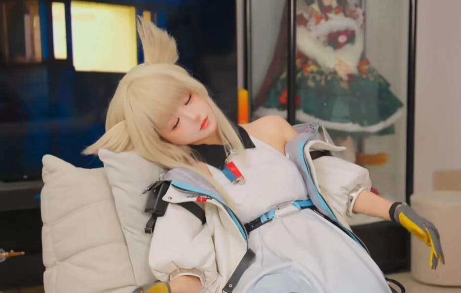 两个女人坐在沙发上,戴着眼镜和一件黑色衬衫。