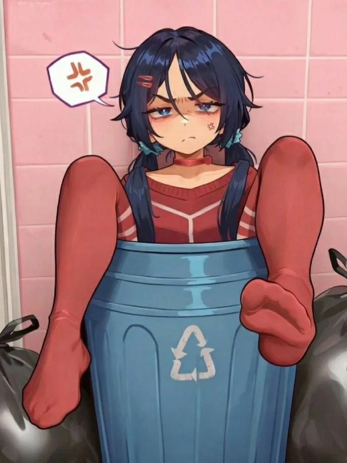 女孩坐在蓝色的垃圾桶里。