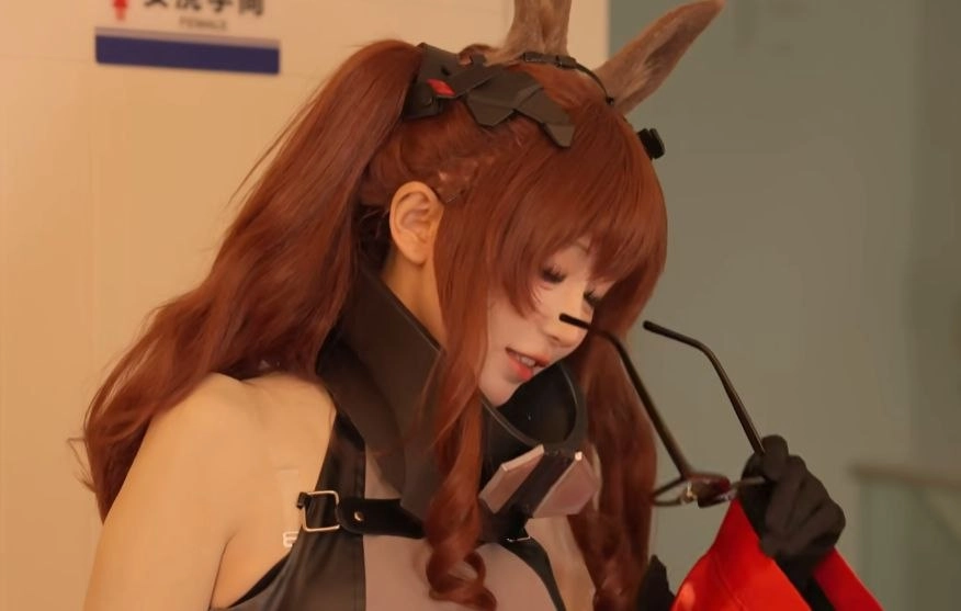 两个女人坐在沙发上,戴着眼镜和一件黑色衬衫。