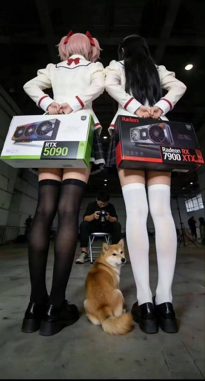 两个女人拿着RTX图形卡的盒子站在一只小狗旁边。