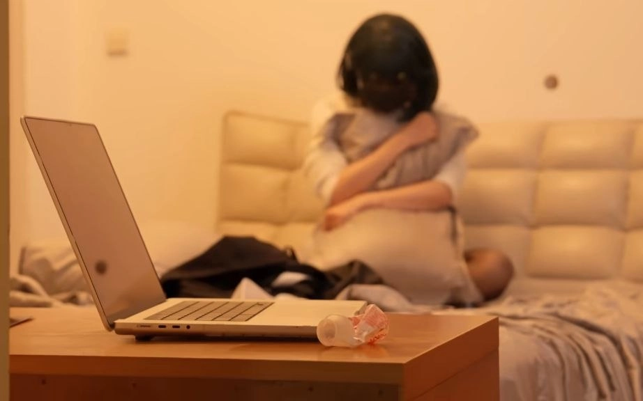 两个女人坐在沙发上,戴着眼镜和一件黑色衬衫。