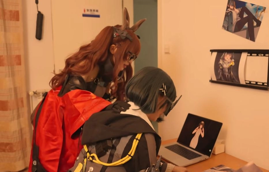 两个女人坐在沙发上,戴着眼镜和一件黑色衬衫。