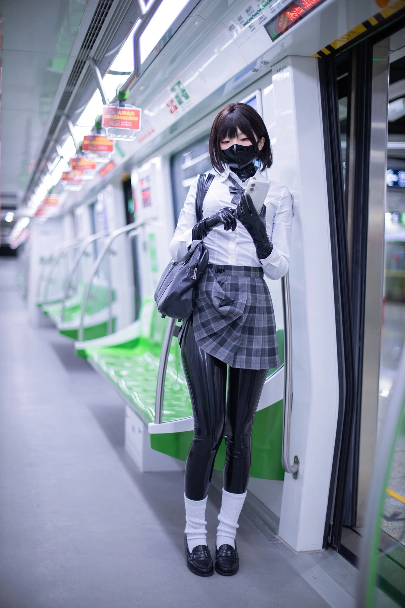 一位穿着黑色服装的女人拿着手机。