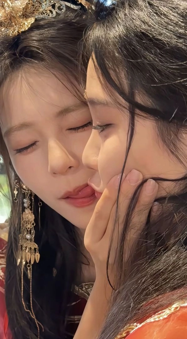 两个女孩接吻。