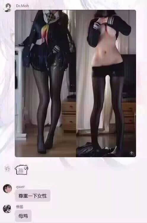 黑色裙子的两个女人。