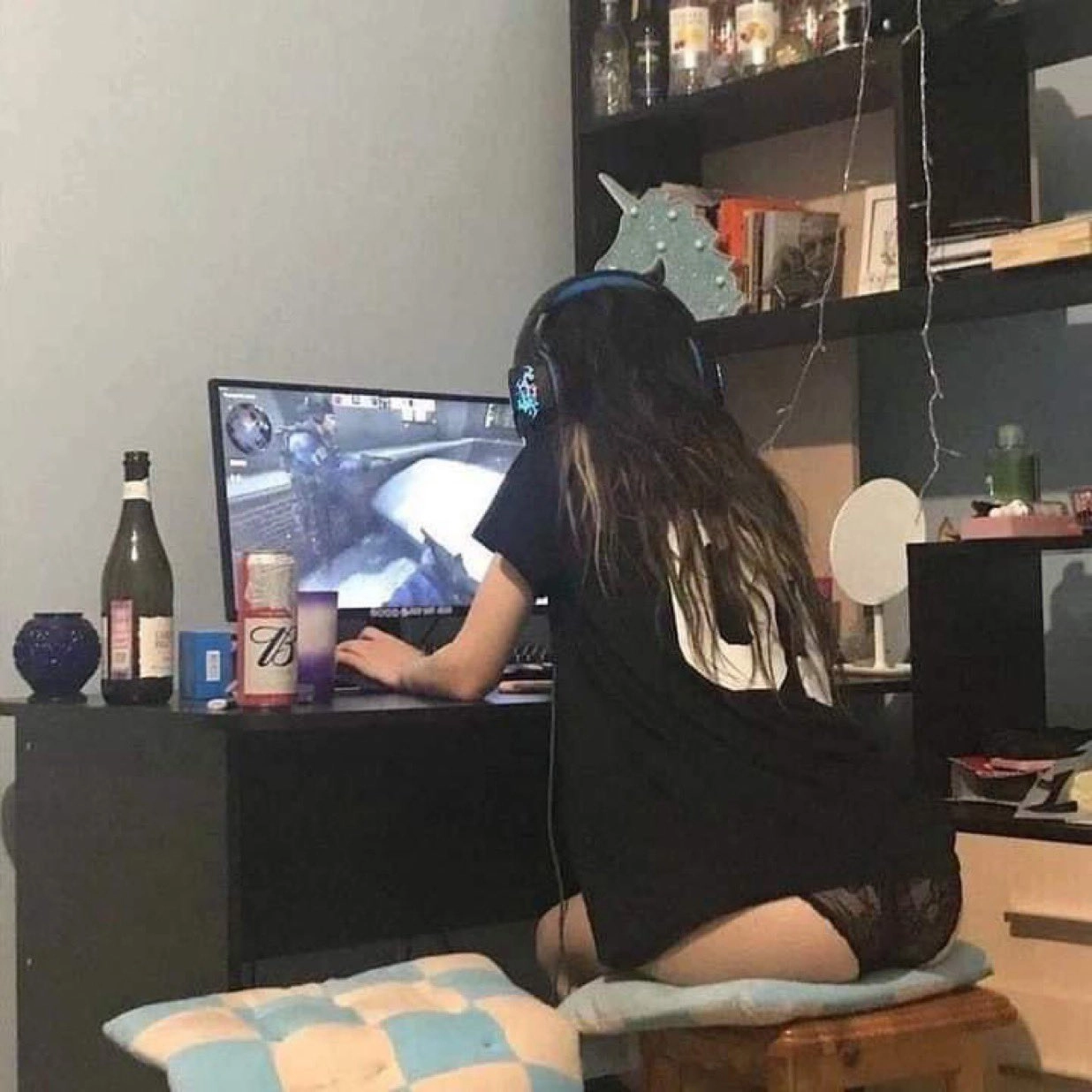 一位穿着黑色衬衫和耳机的女人正在玩视频游戏。