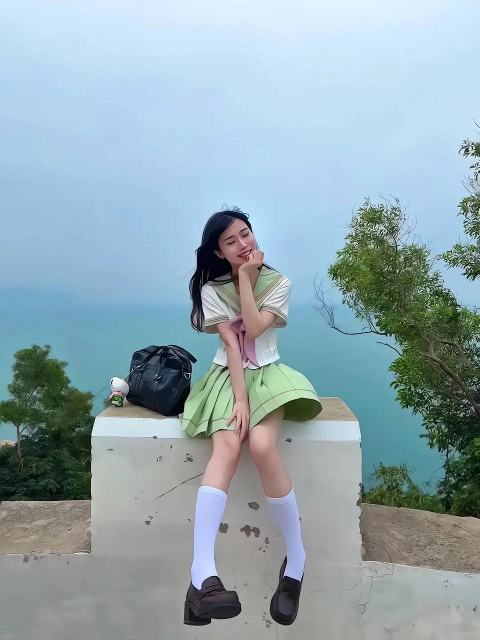 长头发的女人坐在一边。