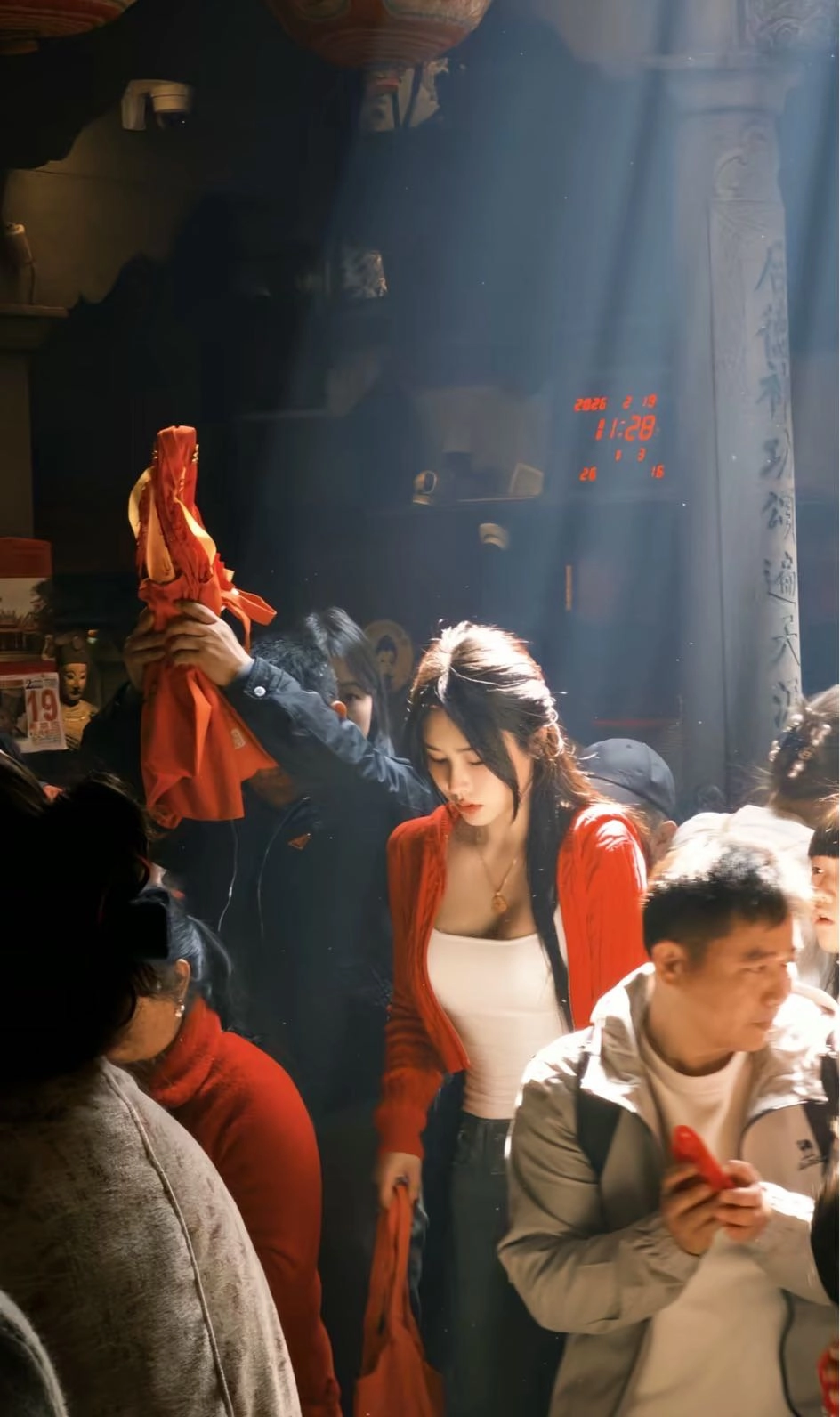 穿着红色衬衫的女人拿着一件红色的布。