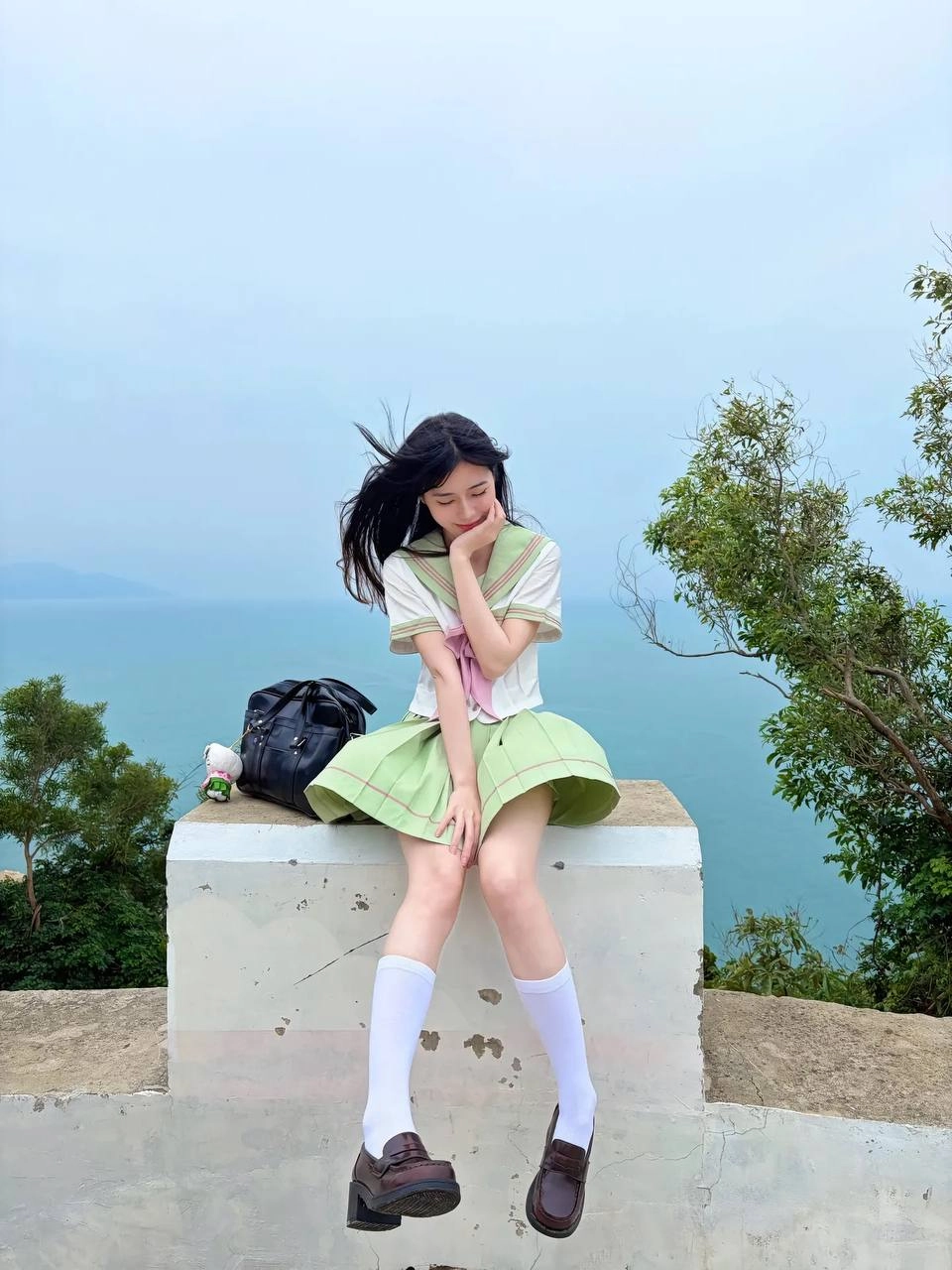 长头发的女人坐在一边。