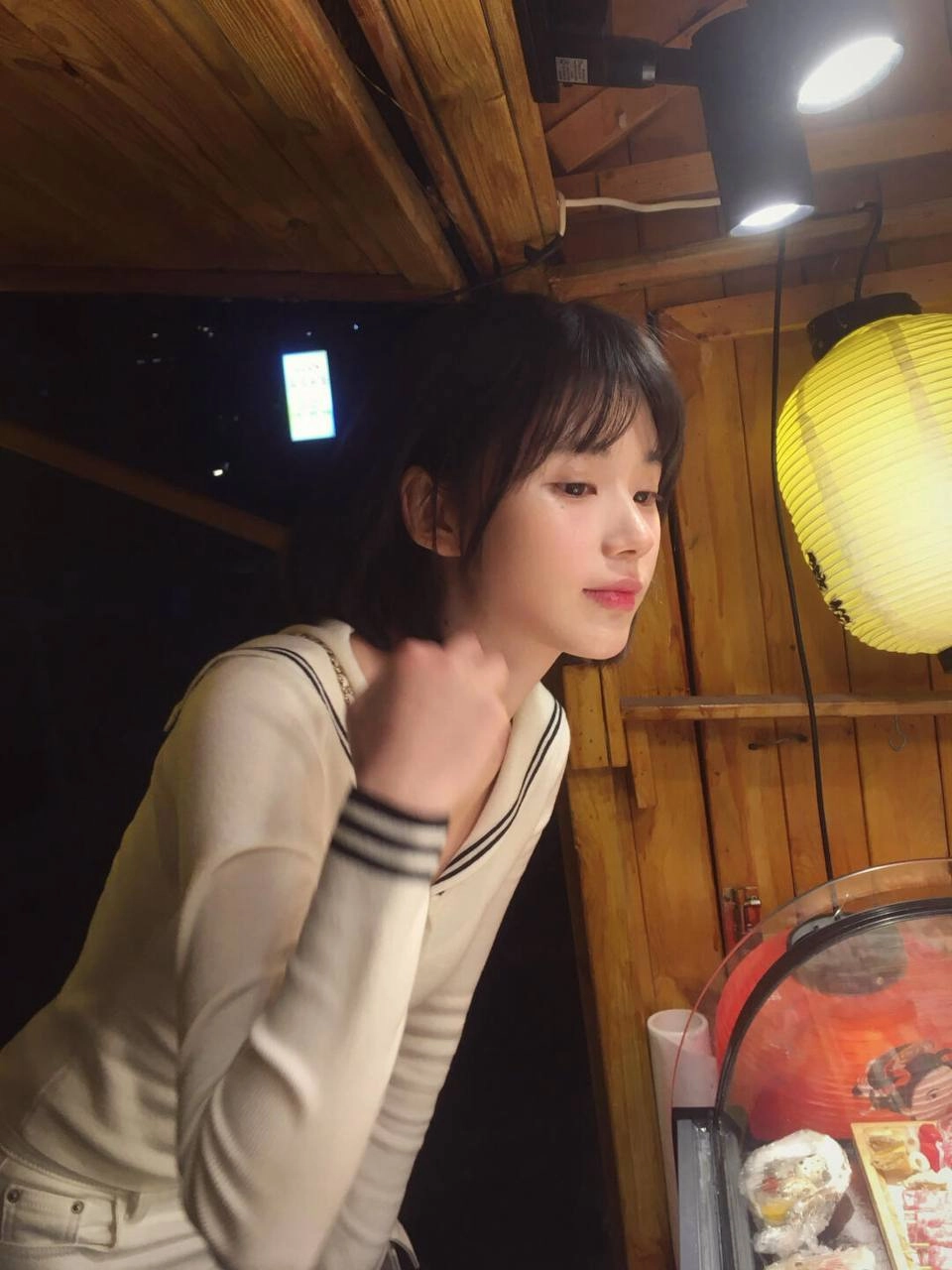 女人拿着一颗绿苹果和一根玉米杖。