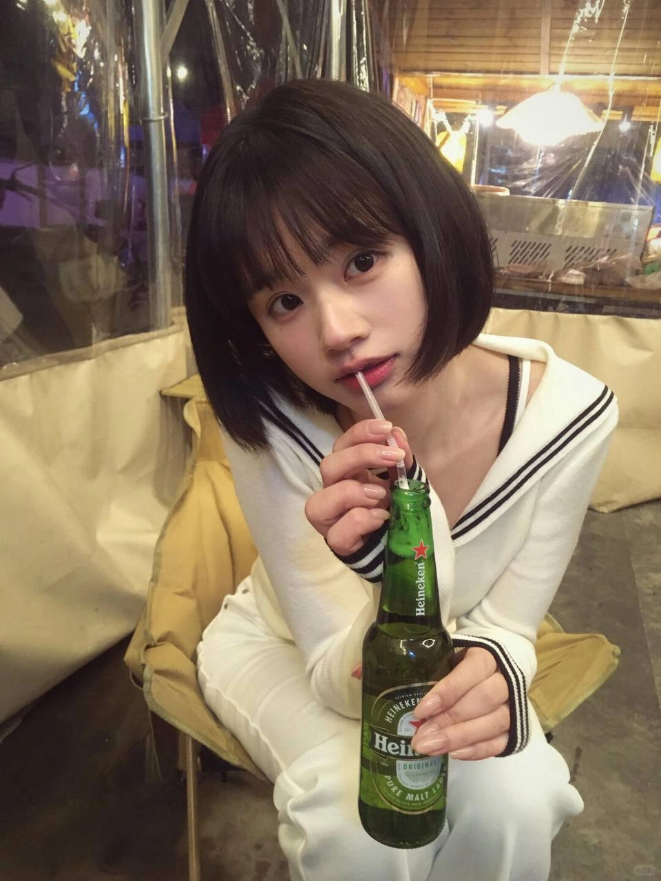 女人拿着一颗绿苹果和一根玉米杖。