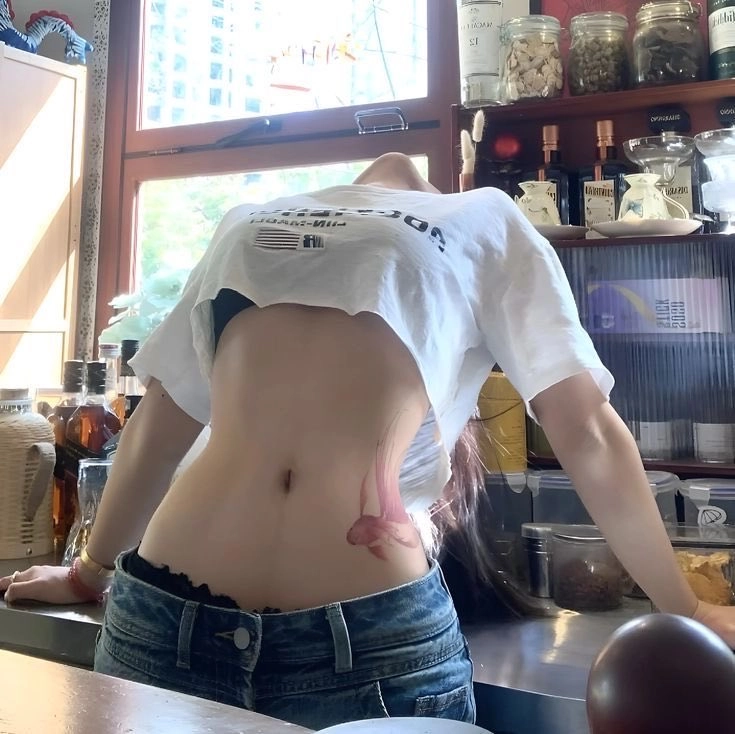 背部纹身的女人躺在一个帐篷上。