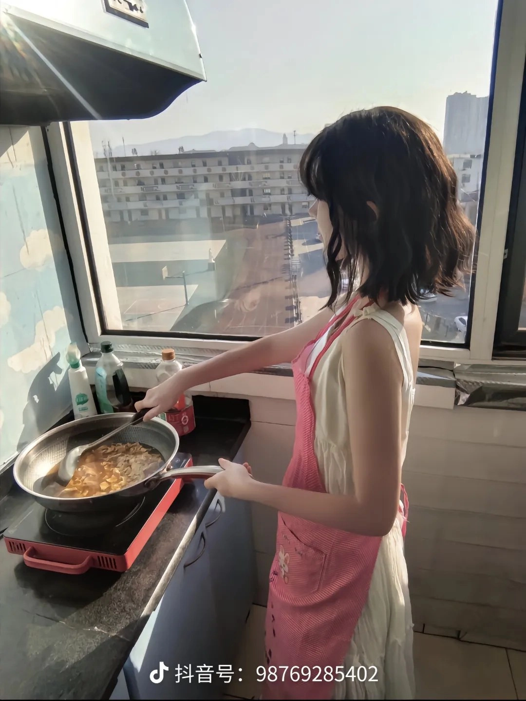 女人在厨房里做饭。