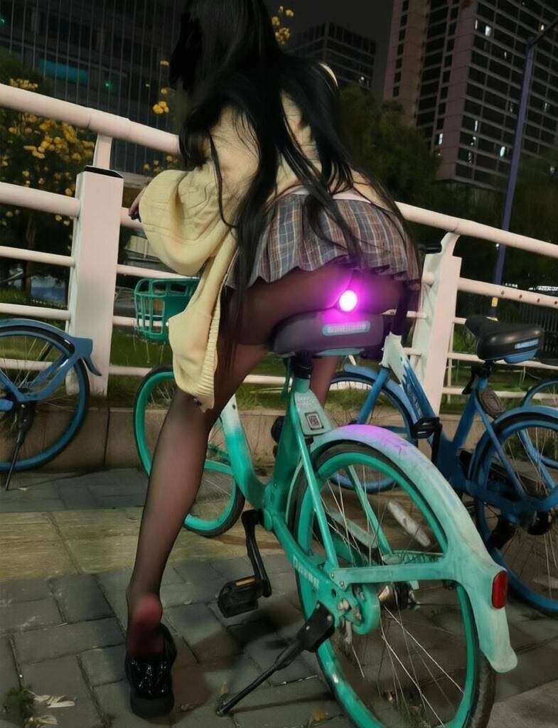 骑自行车的女人,她的屁股上有一盏新光。