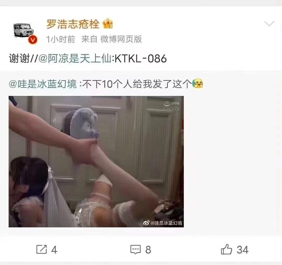 女人被一个男人在一个房间里抬起。