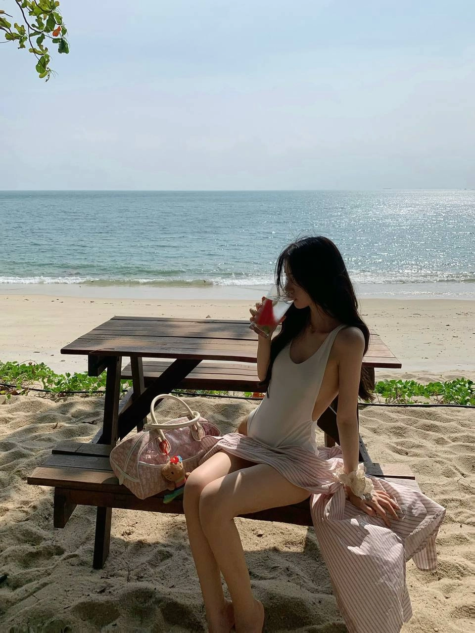 一位穿着白色浴衣的女人拿着手机。