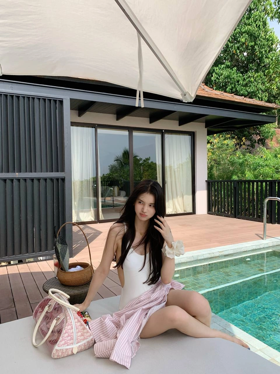 穿着白色衣服的女人坐在沙子上。