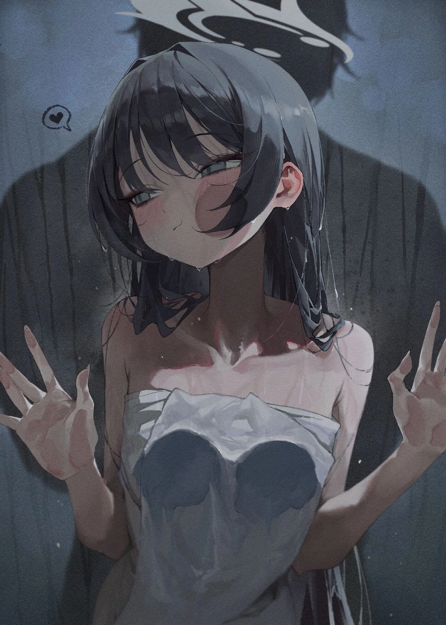 黑发的女孩和一个白色的裙子。