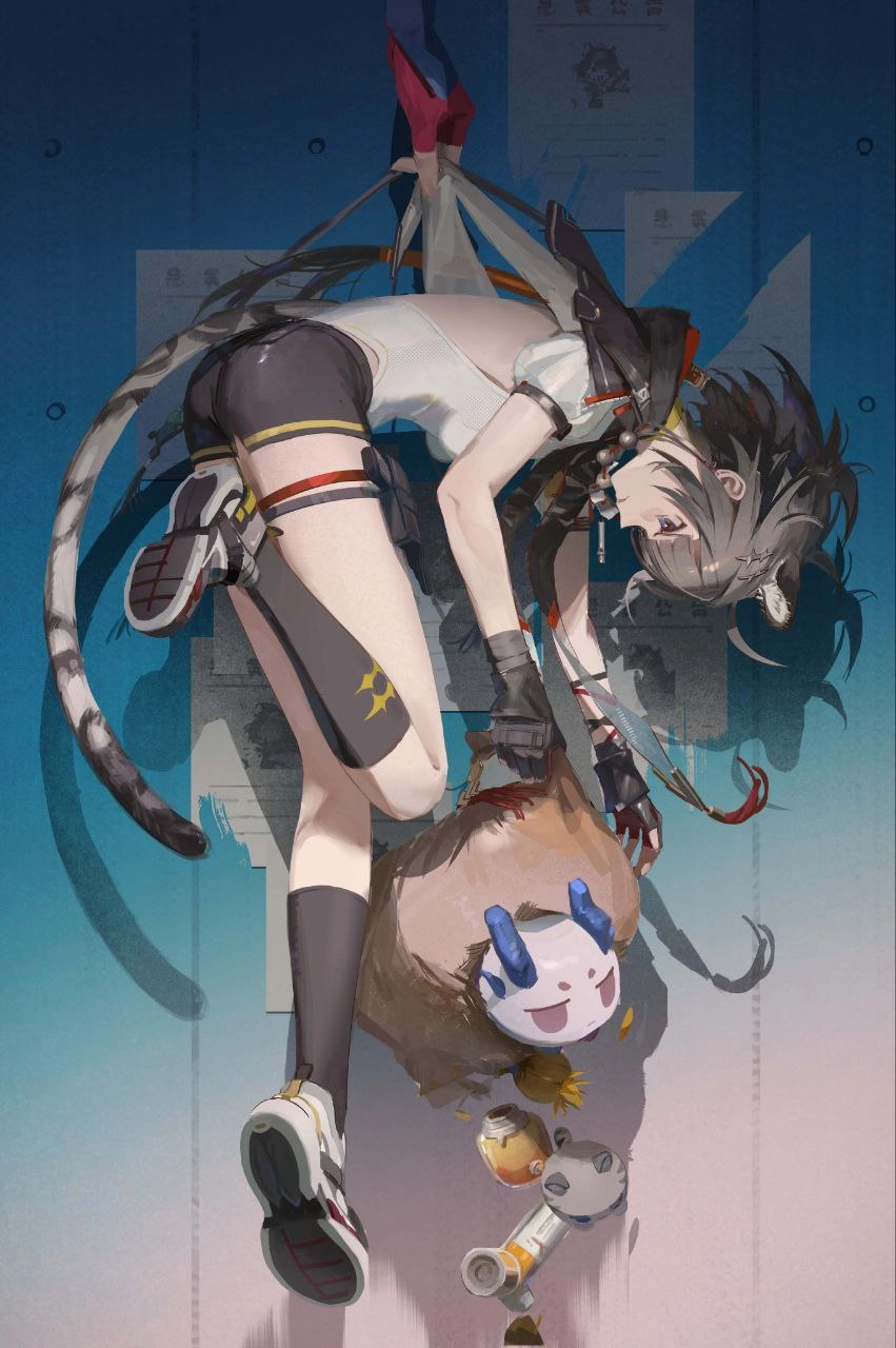 带着猫的尾巴的女人握着猫的头。