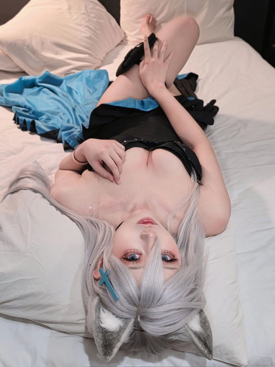 穿着黑色衣服的女人躺在床上。