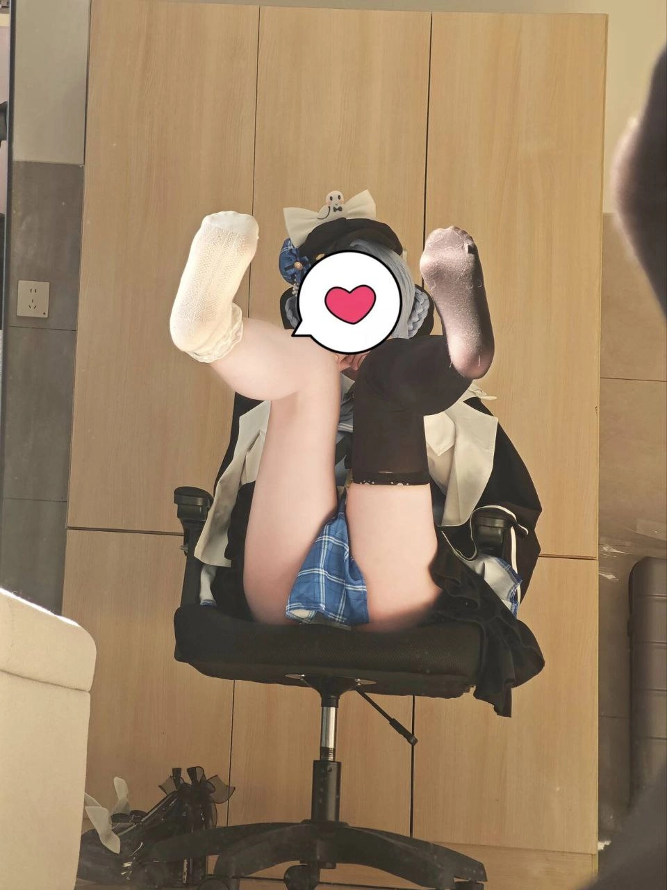 穿着白色衬衫和黑色衬衫的女人坐在椅子上。