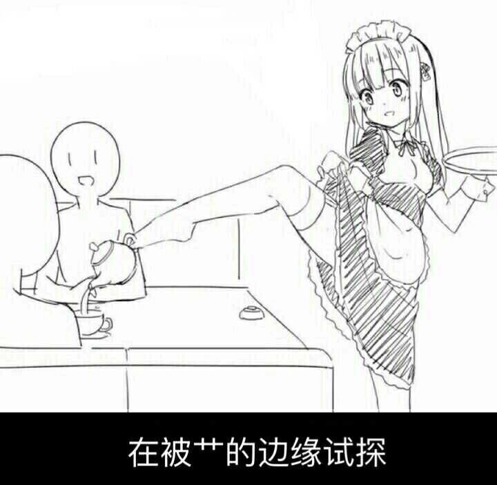 穿着女仆服的女人站在一张桌子上。