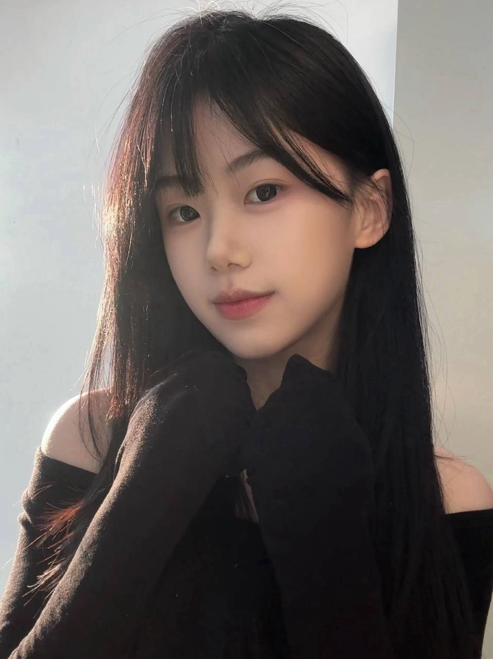 长头发的女人和一件黑色的衬衫。