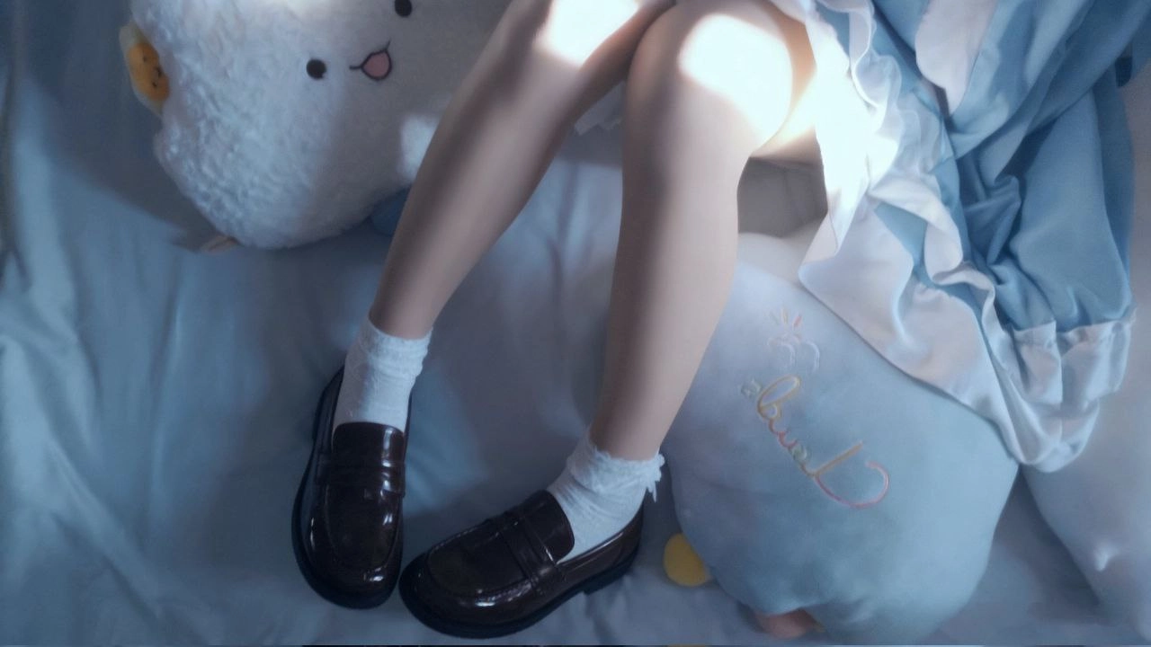 穿着棕色鞋子和白色袜子的女孩。