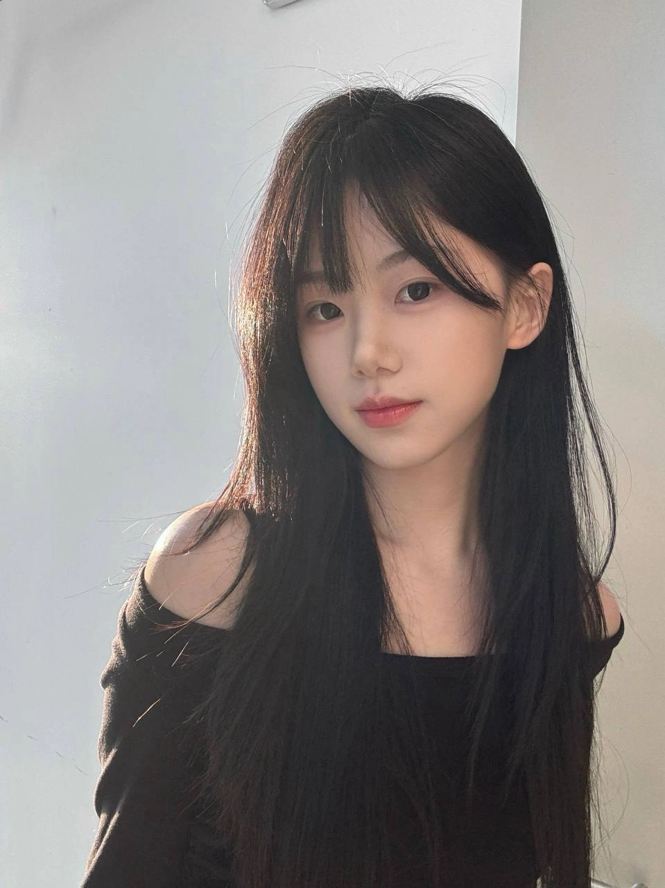 长头发的女人和一件黑色的衬衫。