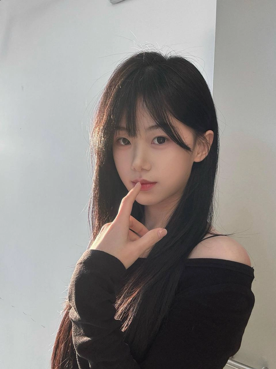 长头发的女人和一件黑色的衬衫。