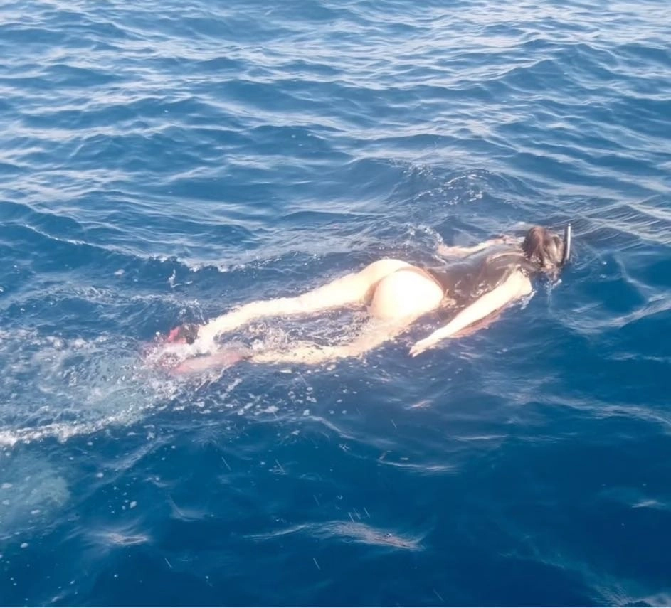 人在海里游泳。