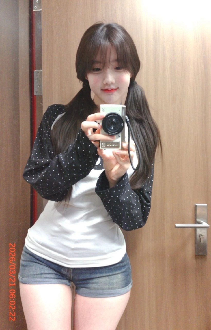 带着相机的女人拍自拍。