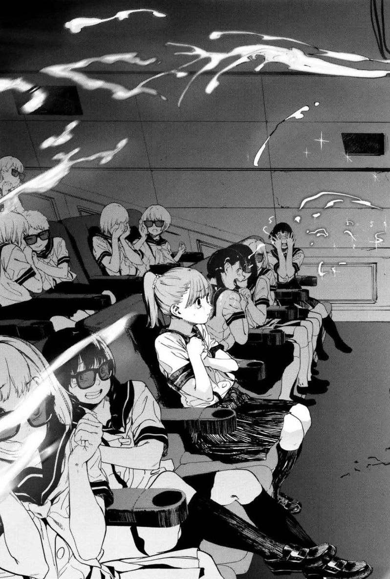 一群女孩坐在黑暗的房间里,看着屏幕上的东西。