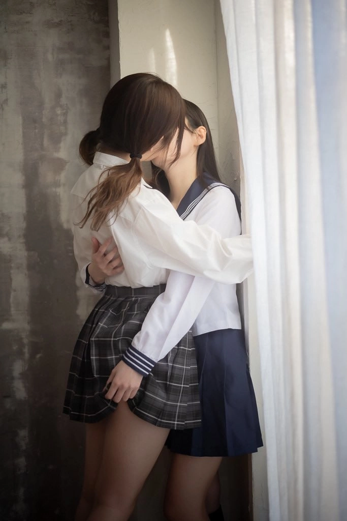 两个女孩互相拥抱。