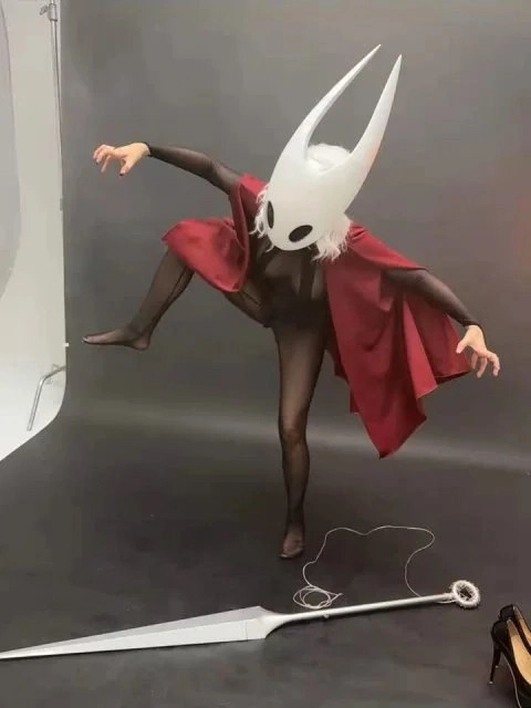 女人穿着红色裙子和一顶白色帽子。