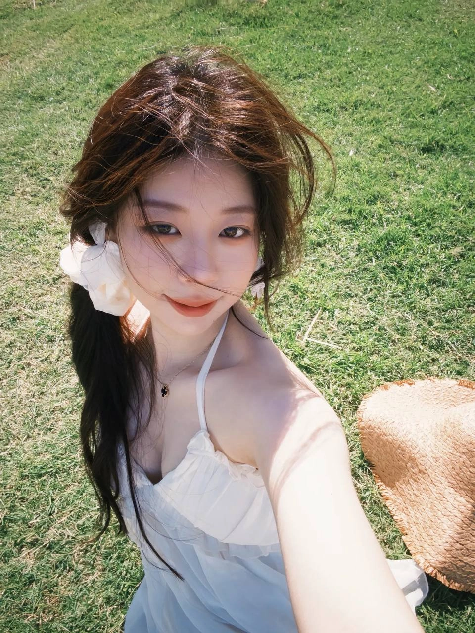 草坪上的白衣飘飘少女