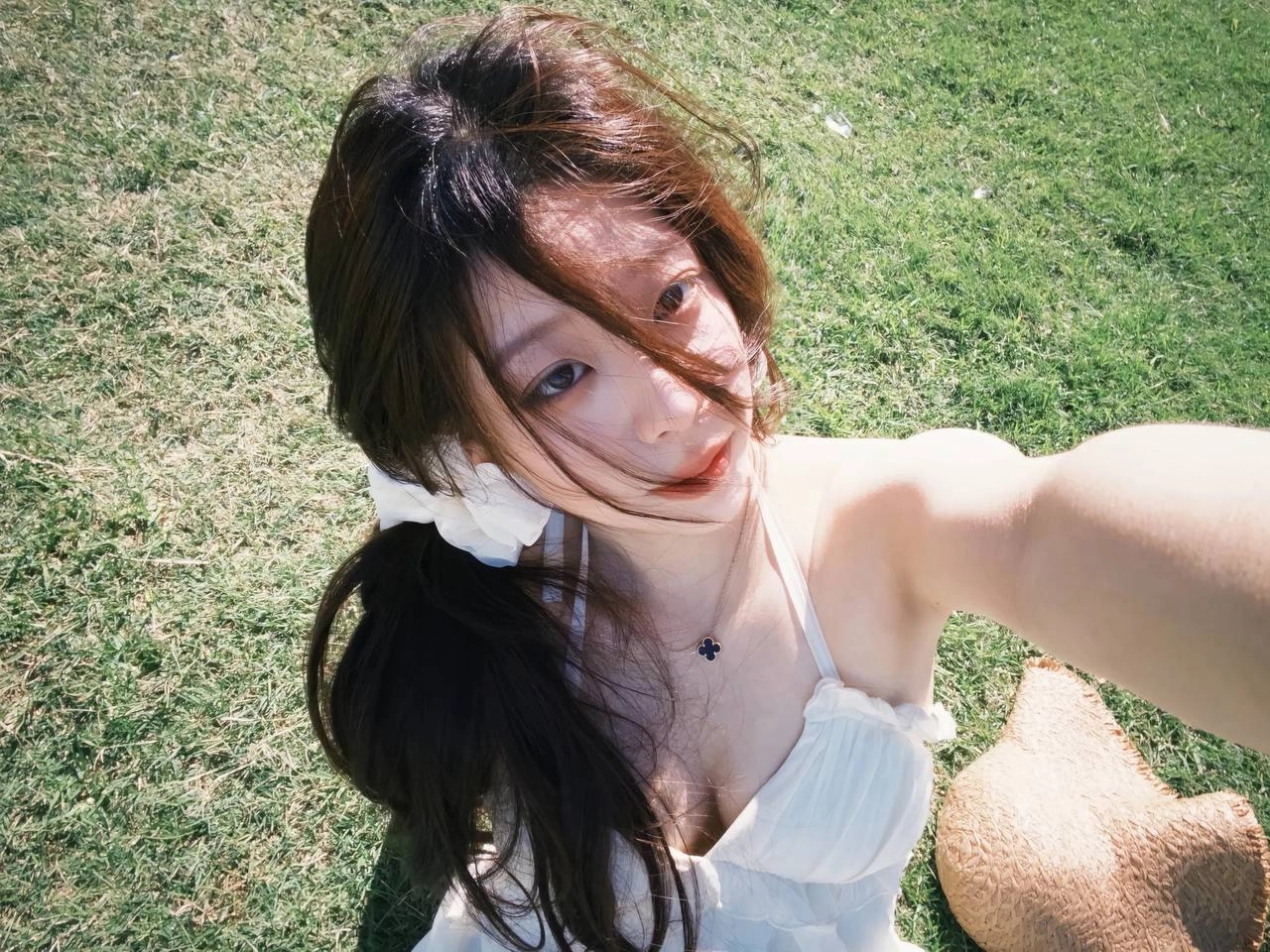 草坪上的白衣飘飘少女