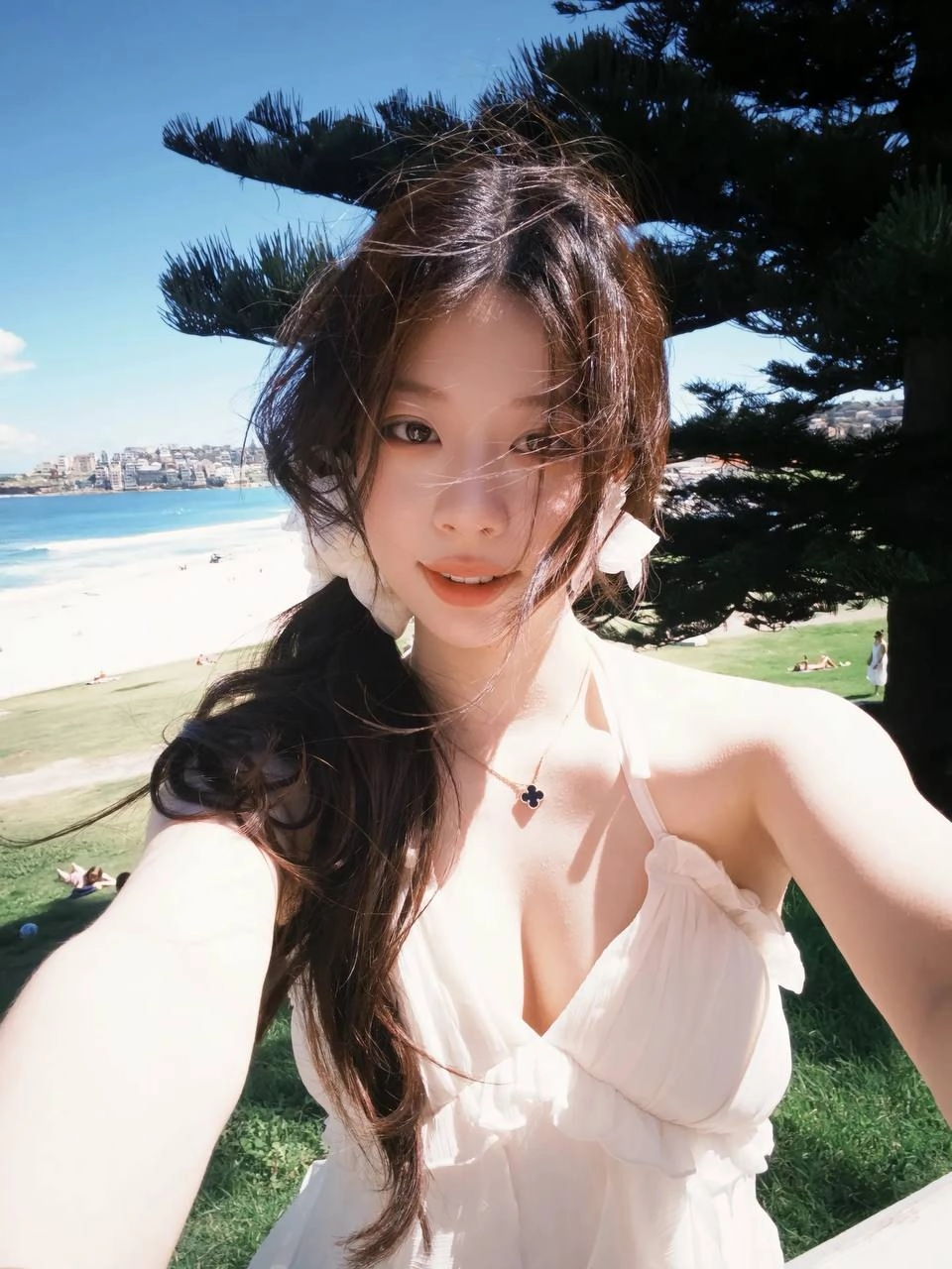 草坪上的白衣飘飘少女