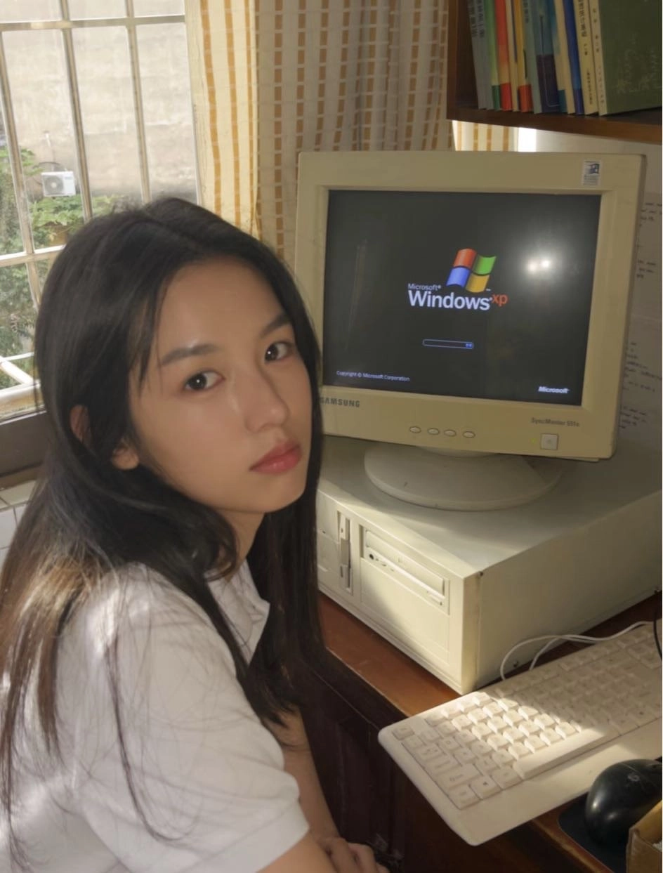 怀旧电脑面前的大姑娘