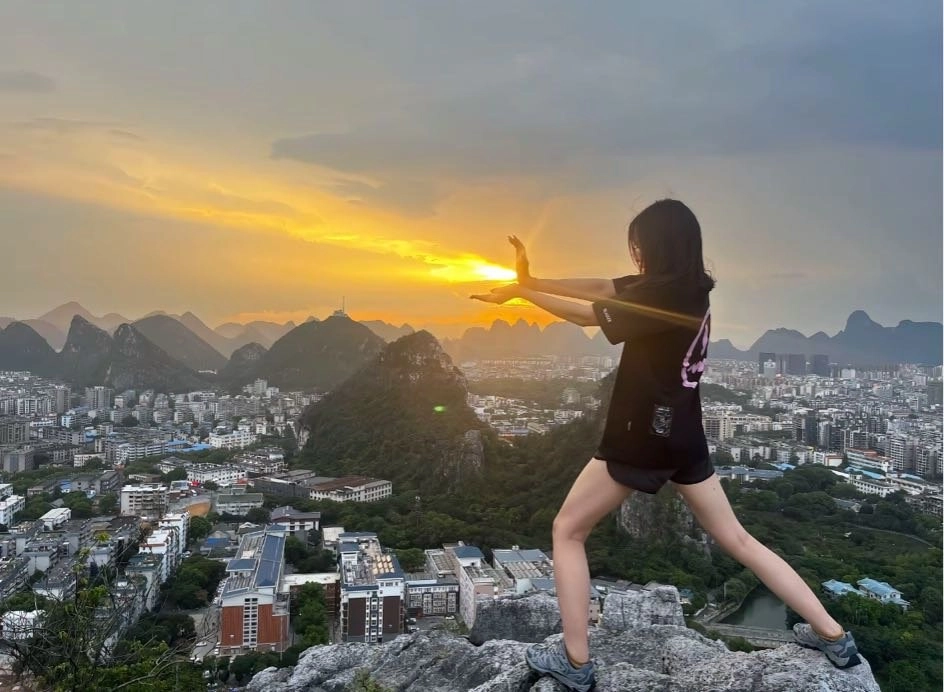 抓住夕阳的女孩