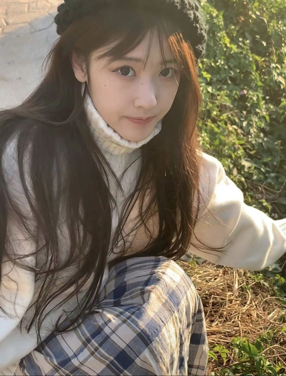 草地上的小姑娘，帽子扣得有点歪