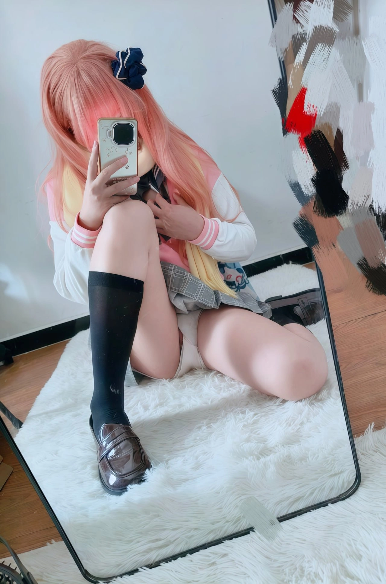 粉发少女自拍显腿长