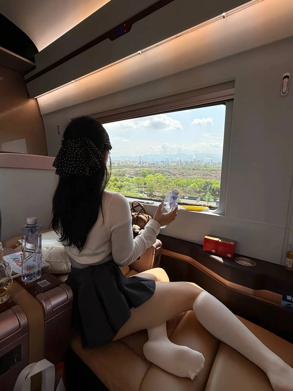 窗外风景好，腿部线条更炸裂