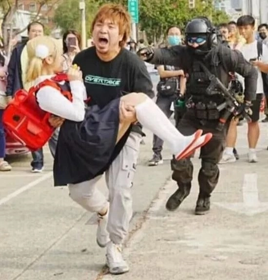 这劫匪抢劫姿势不对