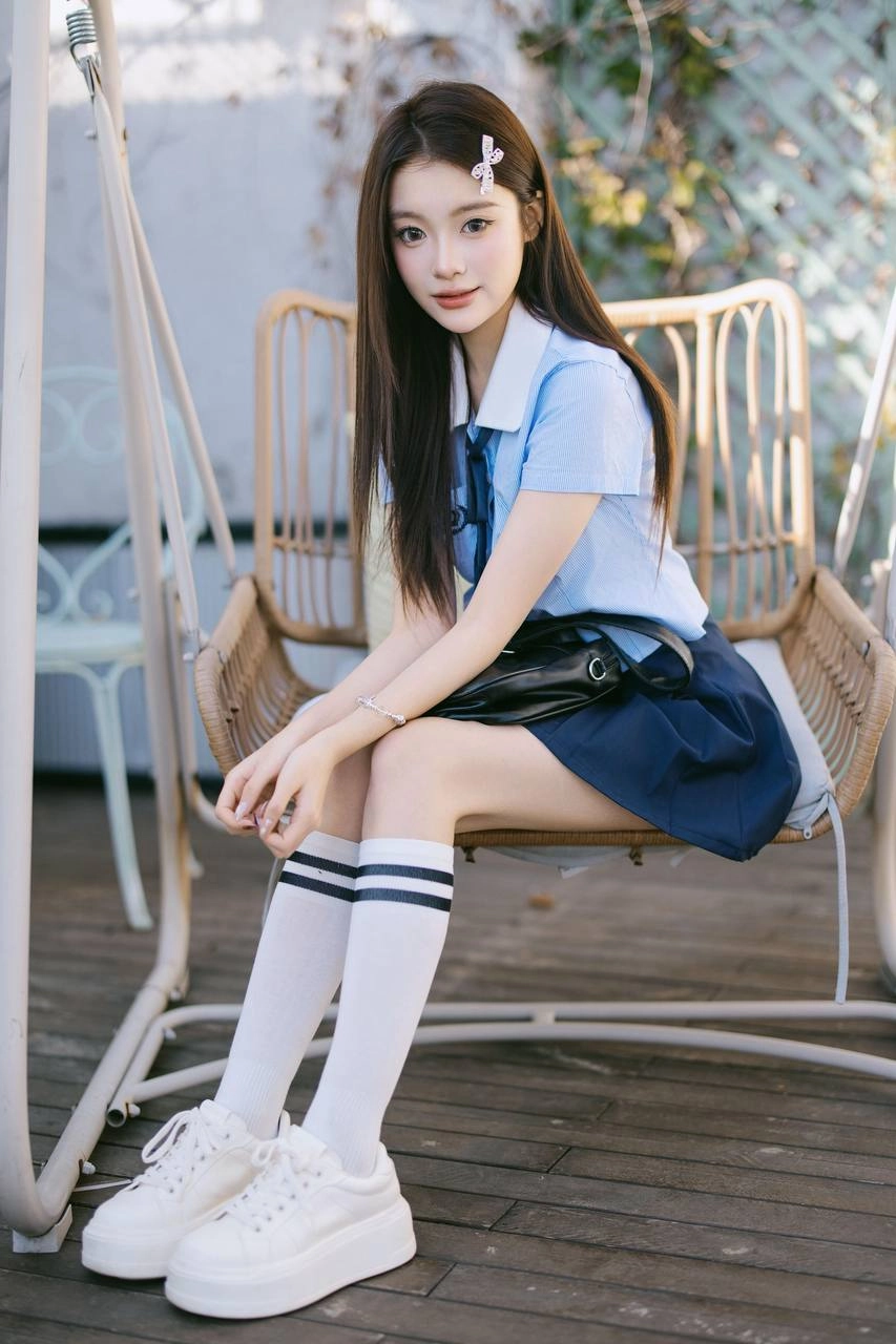 校花坐在地上等你放学