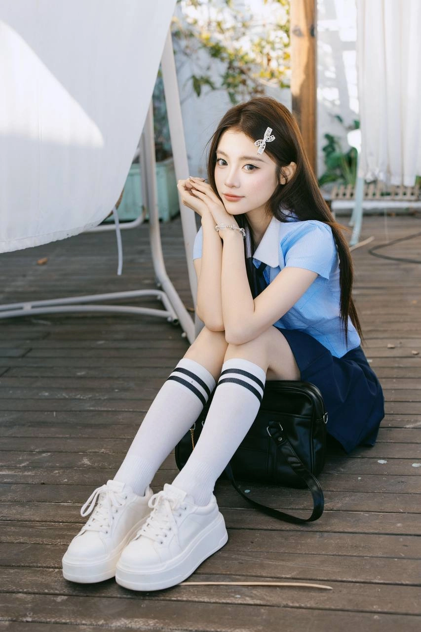 校花坐在地上等你放学