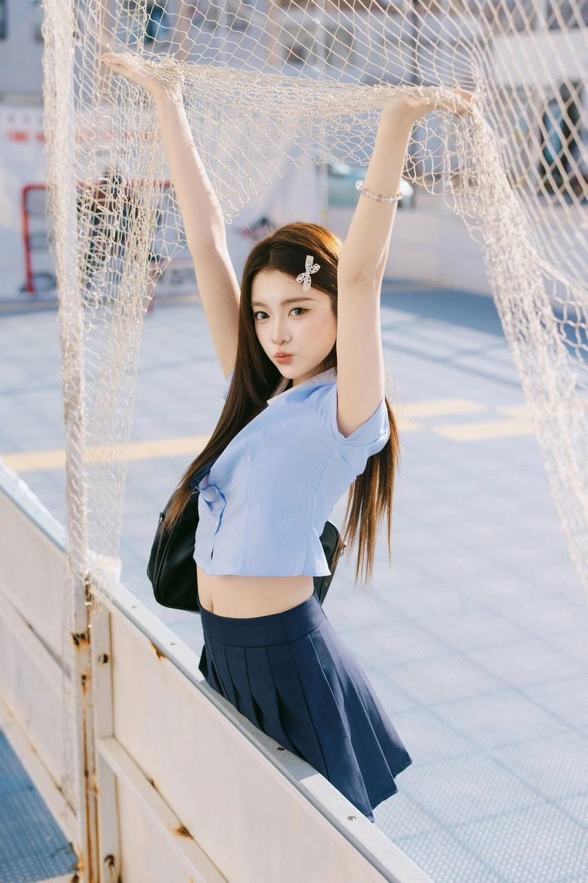 校花坐在地上等你放学