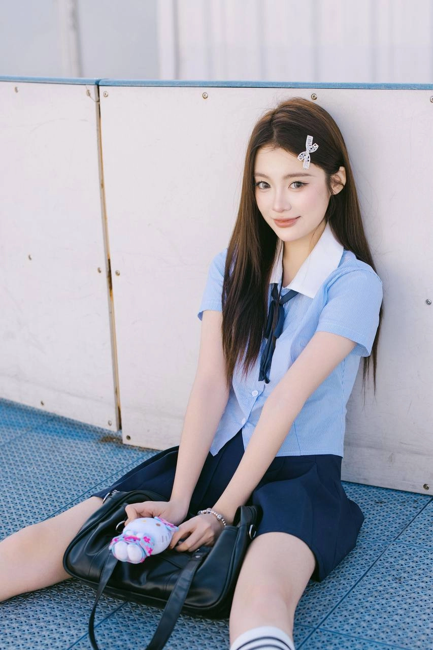 校花坐在地上等你放学