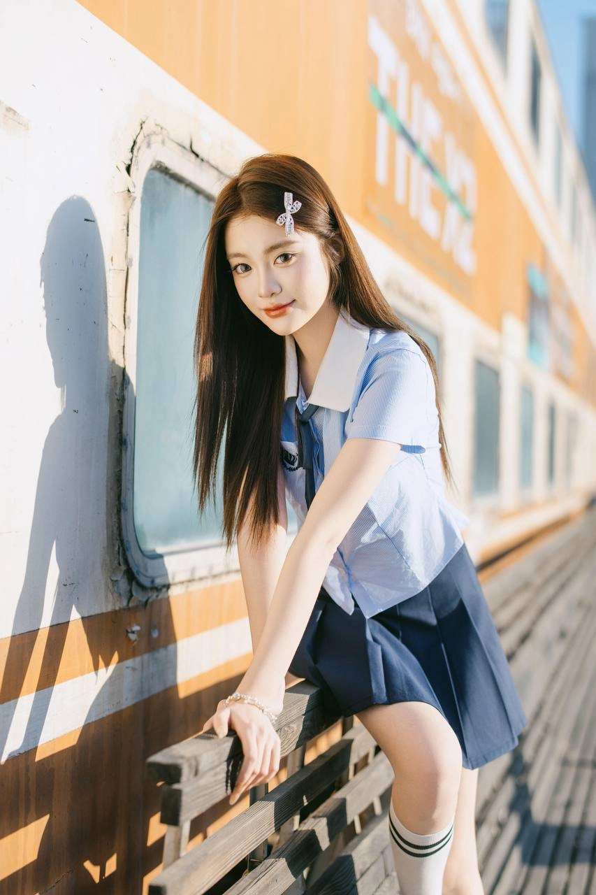 校花坐在地上等你放学