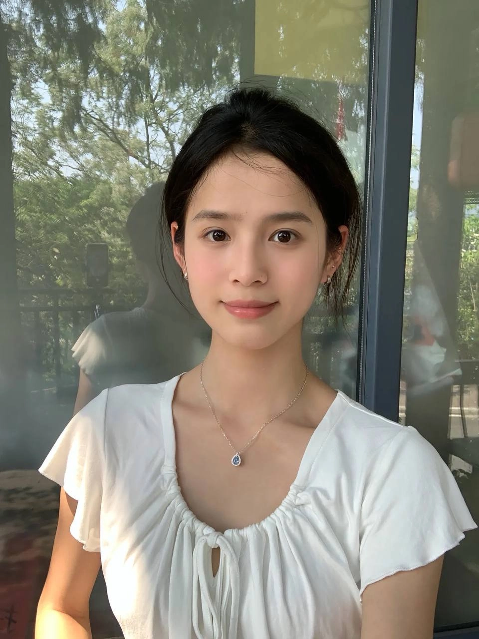 眼神清澈中透着一丝呆滞